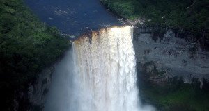 Cataratas de Kaieteur, Guyana. Author Rustom Seegopaul. Licensed under the Creative Commons Attribution