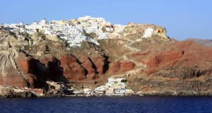 Oia, Santorini, Kyklady, Řecko. Author Arian Zwegers. Licensed under the Creative Commons Attribution