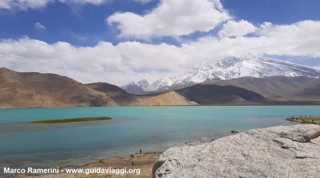 Reise durch die Berglandschaften Zentralasiens. Bringen Sie Muztagh Ata und See Karakul, Xinjiang, China an. Autor und Copyright Marco Ramerini