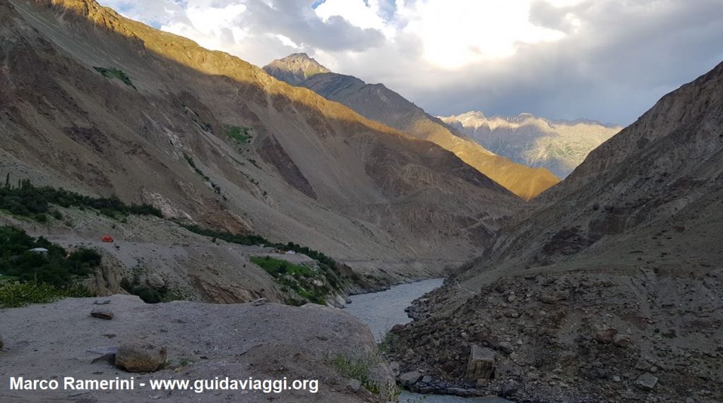 Reise durch die Berglandschaften Zentralasiens. Die Indus-Schlucht, Baltistan, Pakistan. Autor und Copyright Marco Ramerini