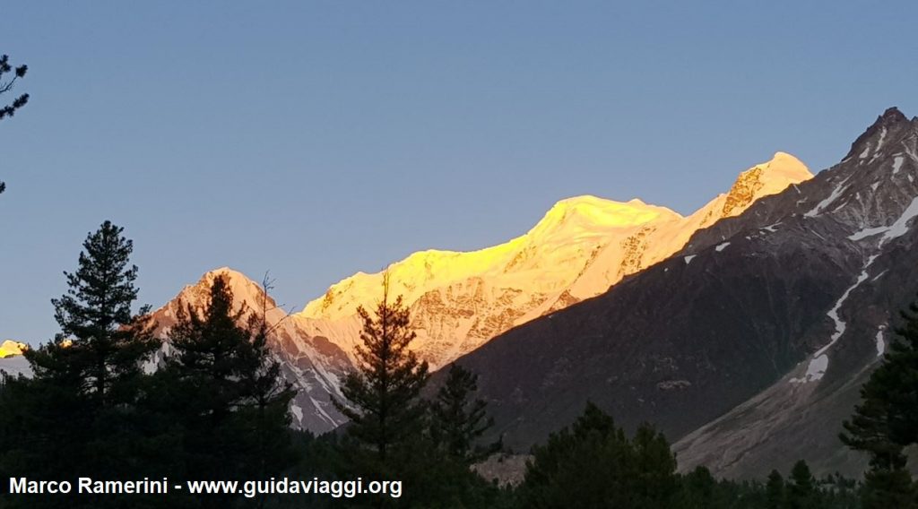 Reise durch die Berglandschaften Zentralasiens. Das erste Licht der Morgendämmerung auf Nanga Parbat, Pakistan. Autor und Copyright Marco Ramerini