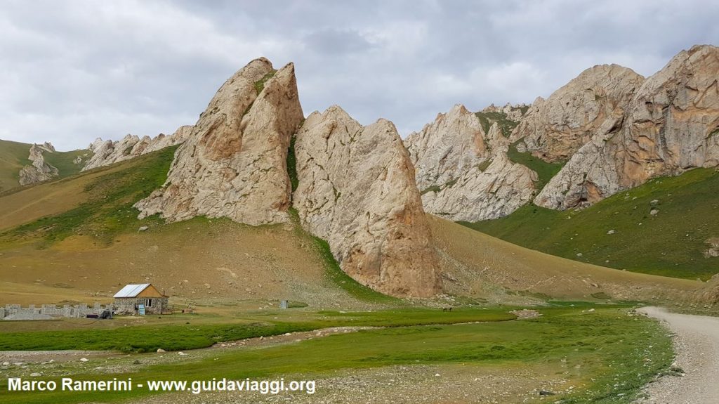 Berge in der Nähe der Karawanserei von Tash Rabat, Kirgisistan. Autor und Copyright Marco Ramerini