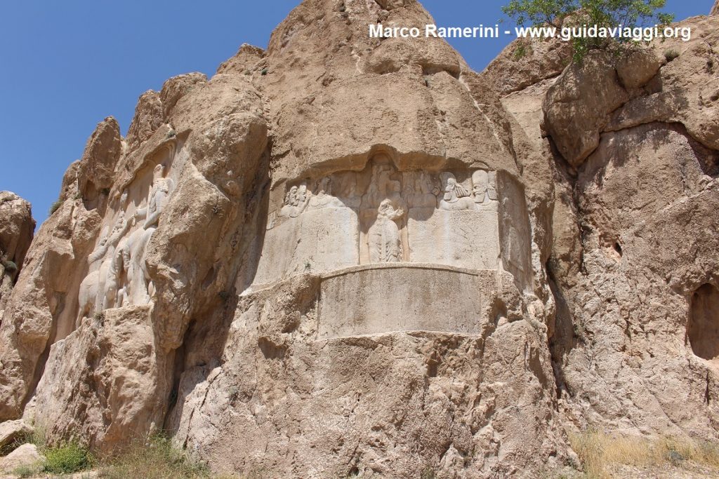 Basrelief von König Bahram II. Hier finden Sie auch Spuren des alten elamischen Basreliefs Naqsh-e Rostam im Iran. Autor und Copyright Marco Ramerini